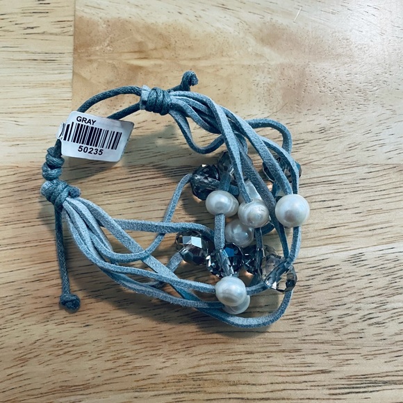 5/ $30 Francesca’s Collections faux pearl bracelet. - Picture 4 of 4